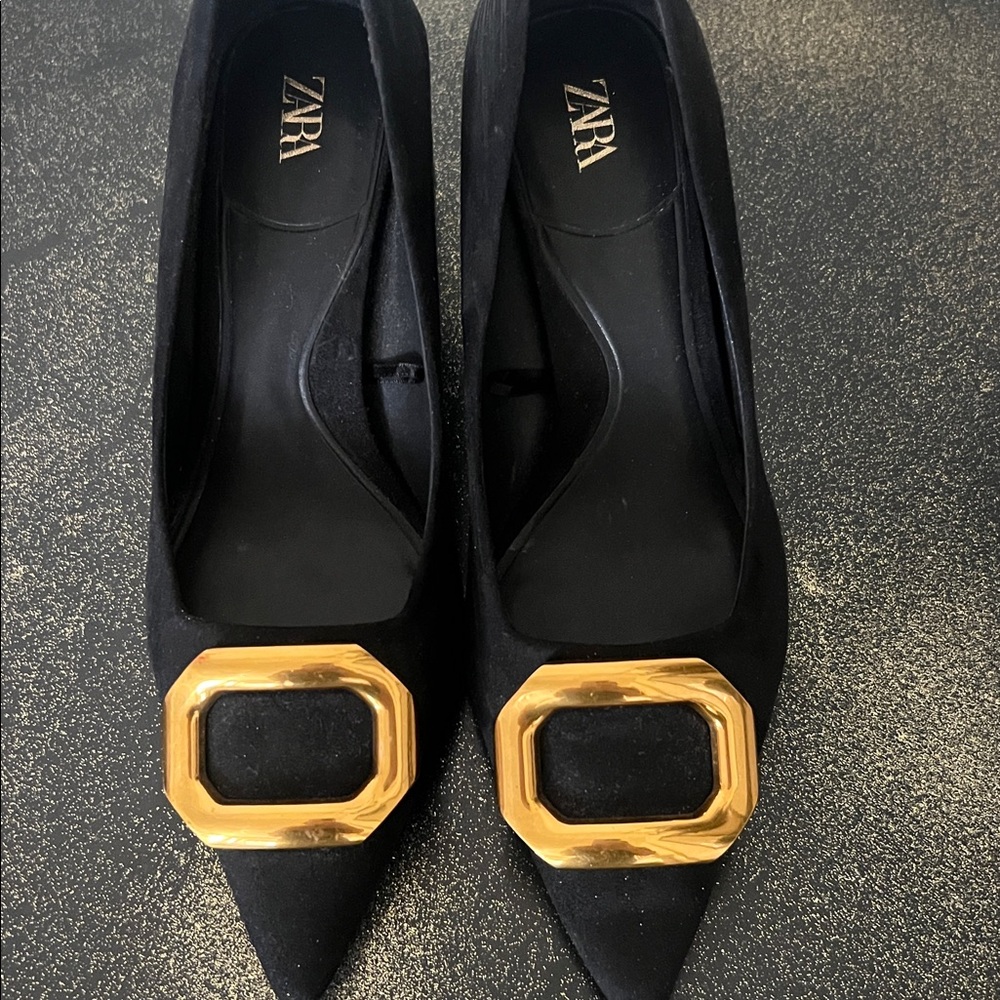 Zara Black and Gold Heels
Heel height: 2.6inches